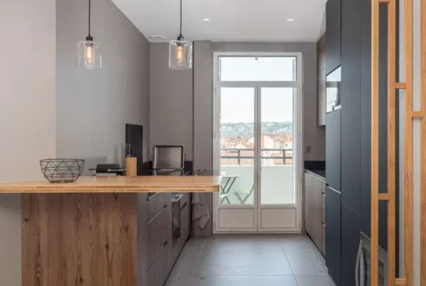 Bibliothèque blanche et bois clair