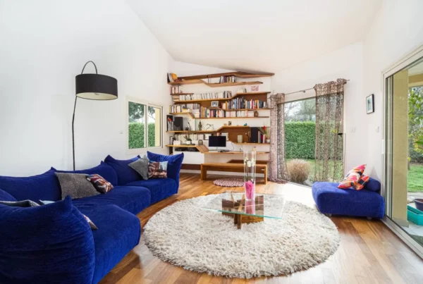 Bibliothèque et entrée assorties