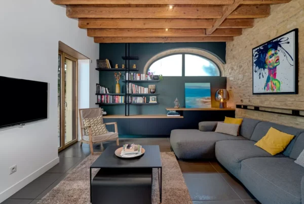 Bibliothèque contemporaine dans une maison beaujolaise