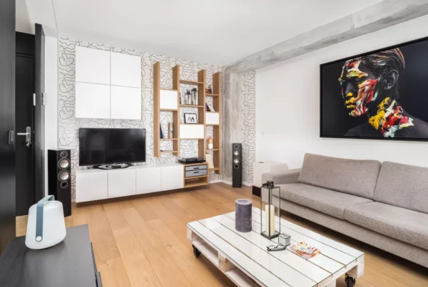 Bibliothèque design blanche et bois à Lyon et dans le Beaujolais