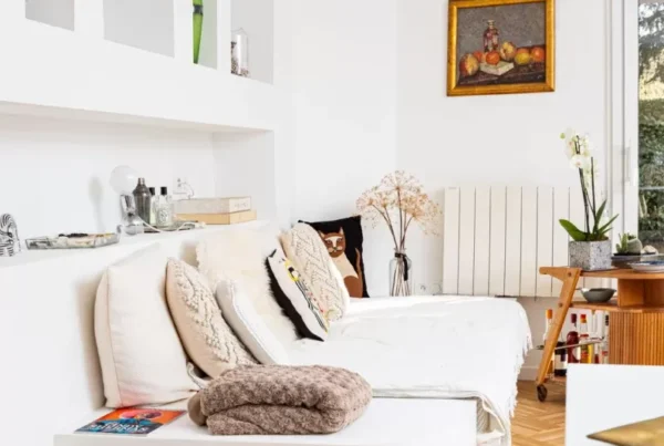 Bibliothèque blanche avec niches décoratives arrondies à Lyon et dans le Beaujolais